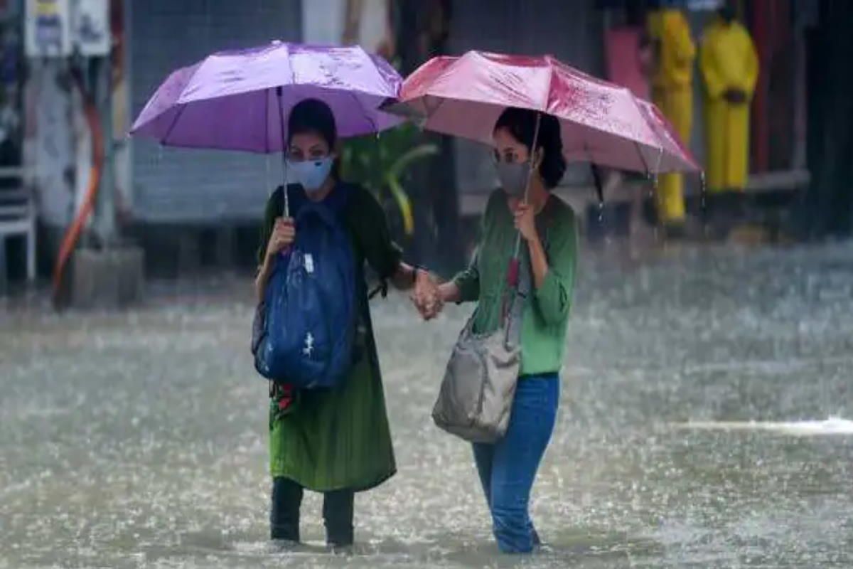 Mumbai Rains: बारिश से पानी-पानी हुई मुंबई, लोगों की बढ़ी मुश्किलें, मौसम विभाग ने ऑरेंज अलर्ट जारी किया