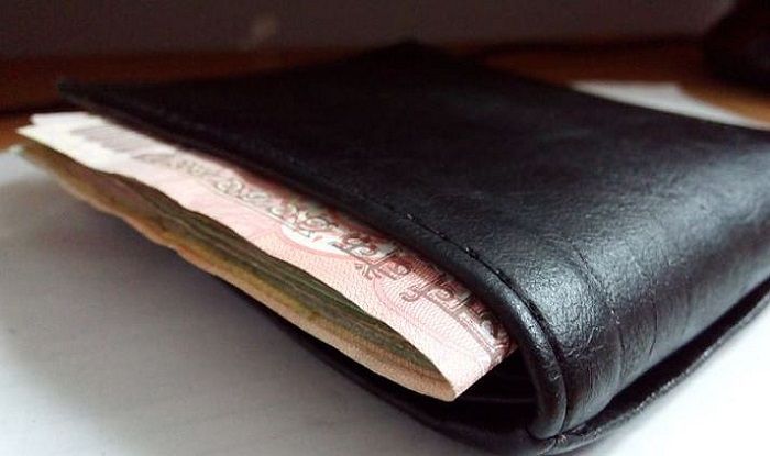 Vastu Tips: घर से निकलने से पहले पर्स में रख लें ये चीजें, नहीं होगी धन की  कमी - Vastu Tips for Purse Keep these things in your purse for financial  gain