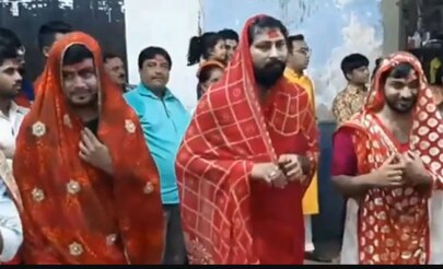 In Unique Navratri Tradition, Men in Gujarat Wear Sarees And Perform Garba | See Viral Pics