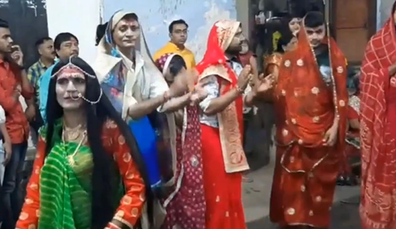 In Unique Navratri Tradition, Men in Gujarat Wear Sarees And Perform ...