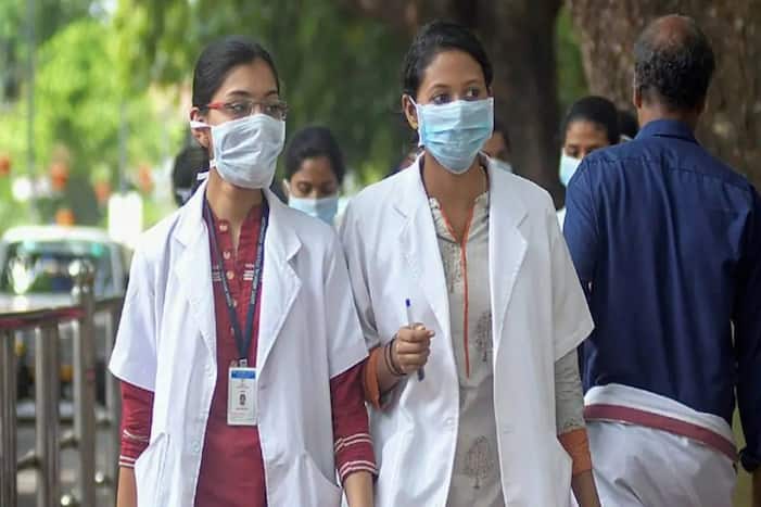 UP 13 medical colleges Shortage of faculty operating with 30 percent vacancies
