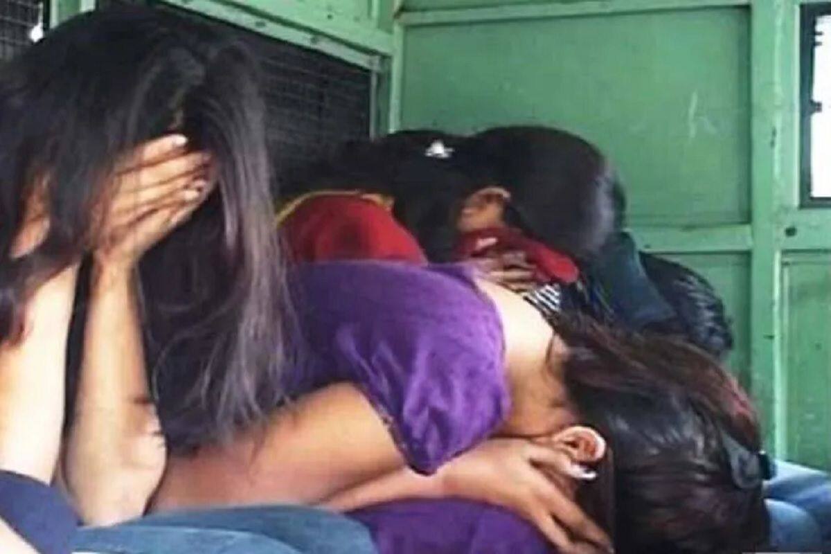 Dhoni Sex Vodeo - Sex Racket Busted In Noida: Police Raids OYO Hotel In Sector 41, 7 Women  Rescued