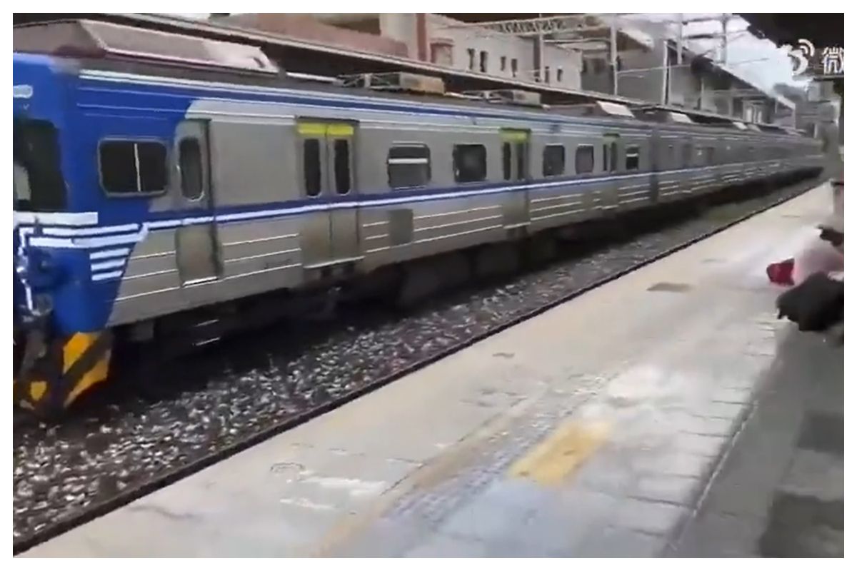 Taiwan Earthquake Shakes Train Like A Toy Video Inside Taiwan Earthquake Shakes Train Like A Toy Video Inside