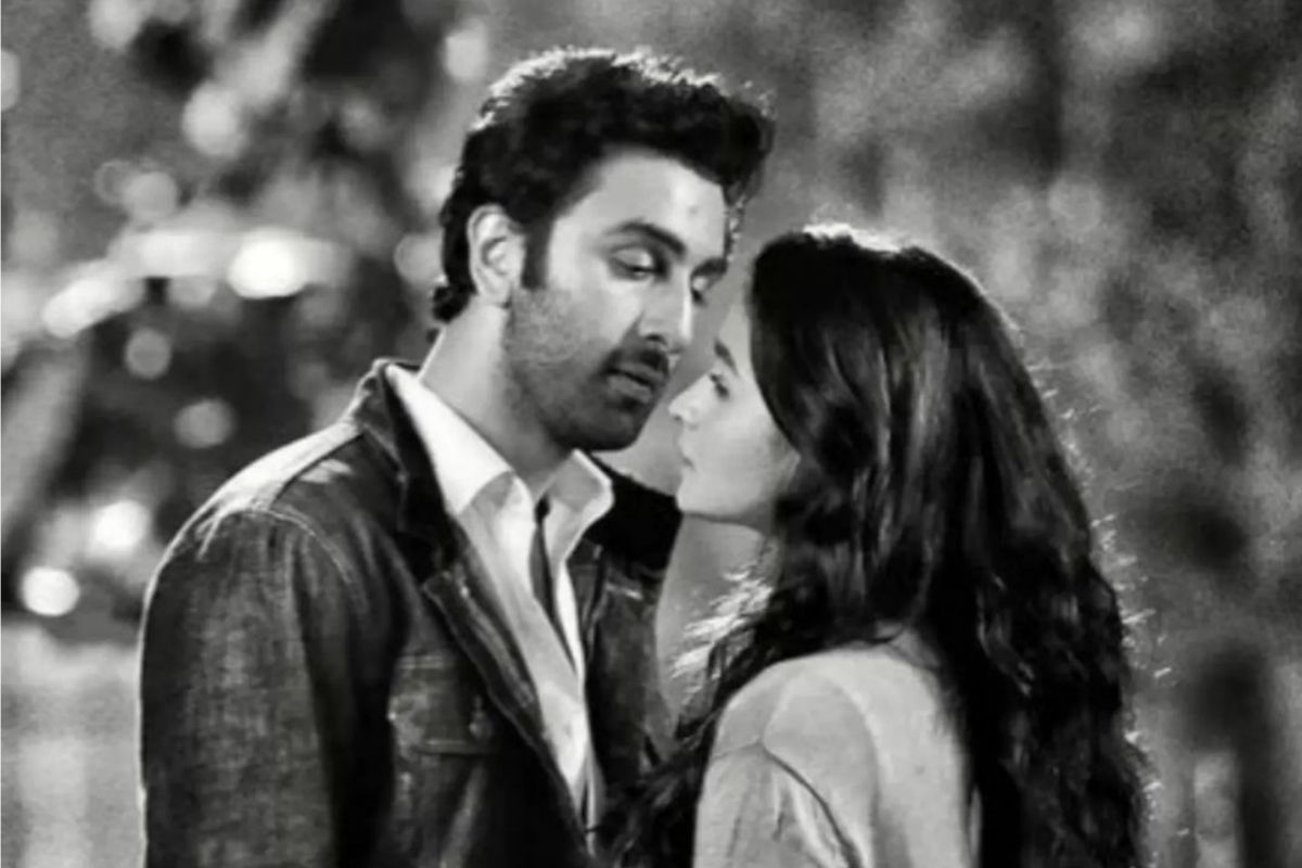 Ranbir Kapoor Holds Alia Bhatt Close to Him in BTS Pics From Brahmastra ...