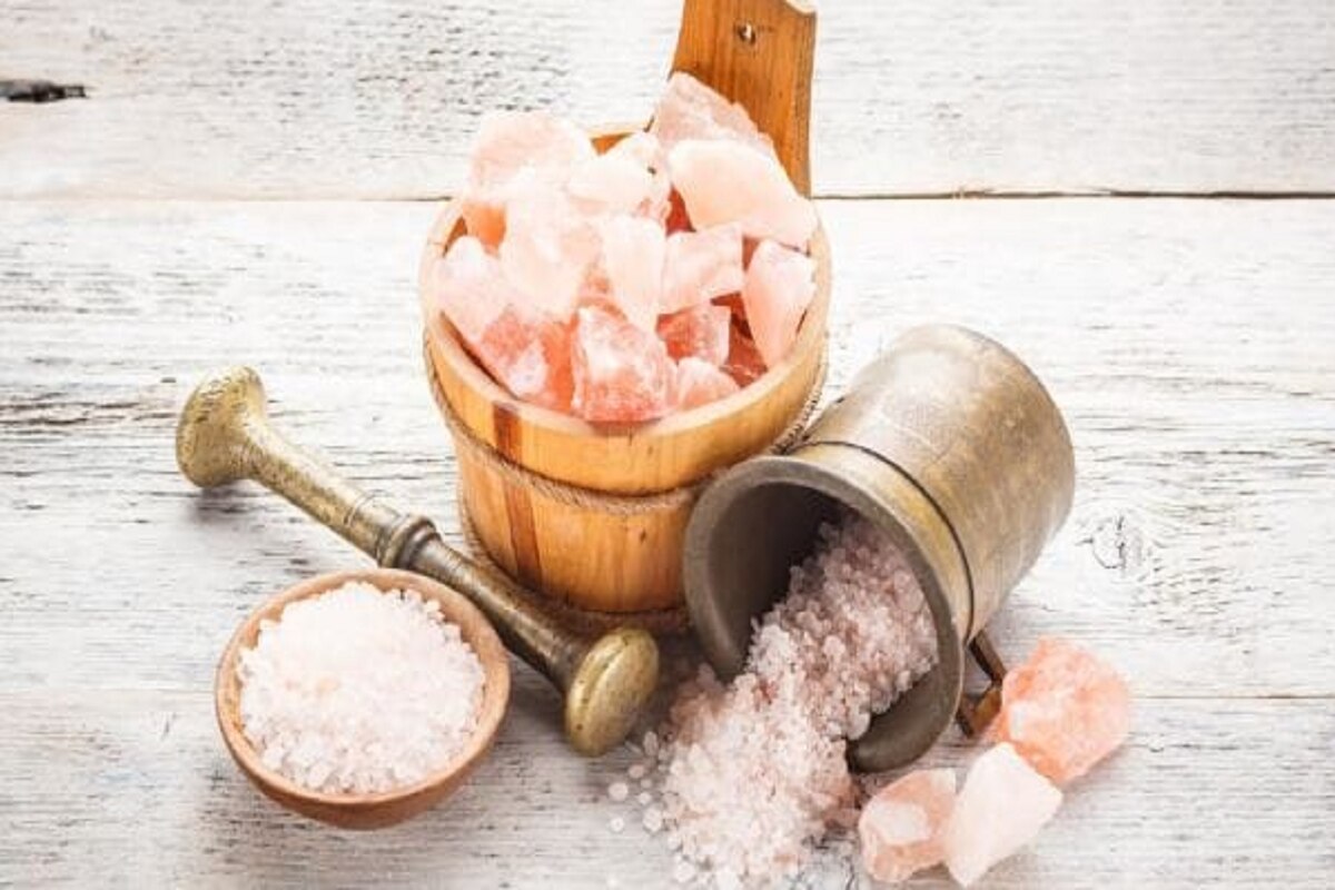 Rock Salt Water रोज सैंधव मिठाचे पाणी प्यायल्याने त्वचा राहते हेल्दी