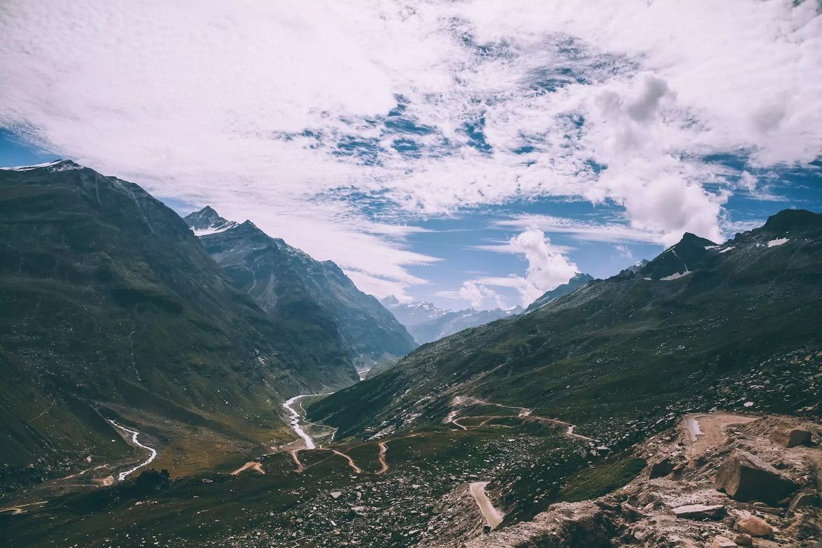 इस जगह को कहते हैं 'लाशों का मैदान', पूरे साल बर्फ से ढंका रहता है हिल स्टेशन