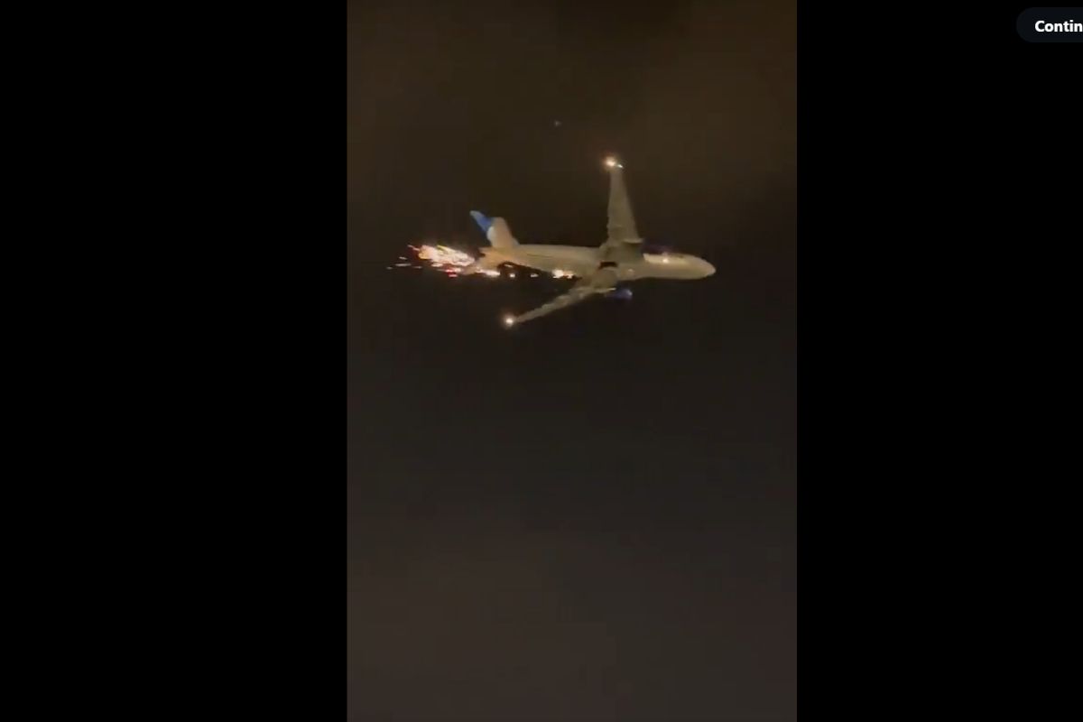 Video Shows Sparks Fly From United Airlines Boeing 777 After