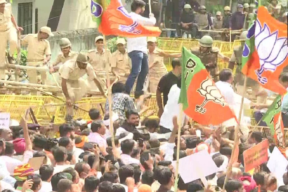 BJP Holds Massive Protest In Jaipur Over Death Of Cattles Due To Lumpy ...