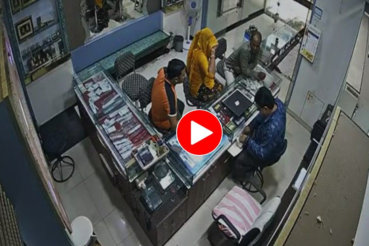 Caught On Cctv Chor Aunty Fools Jeweller Steals Gold In Front Of Him Watch Viral Video 8139