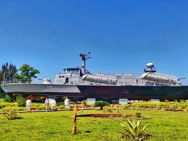 INS Chapal Warship (Image: Instagram: @su30_mki)