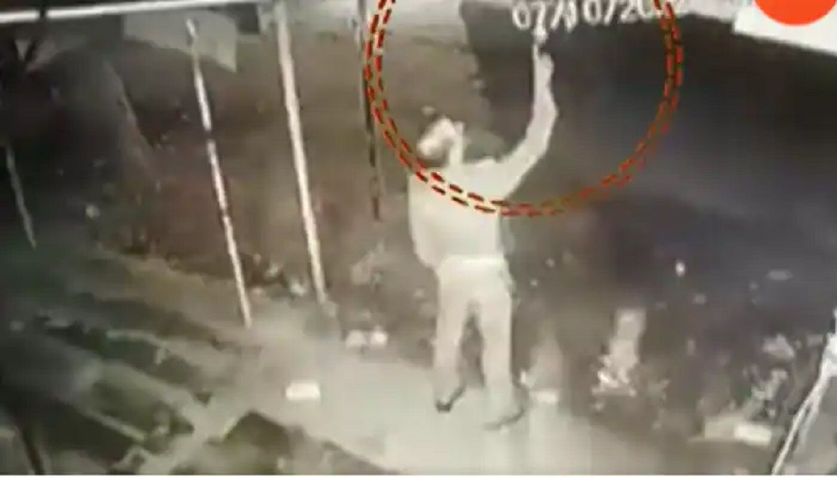 Viral Video: UP Inspector Caught on CCTV Stealing Light Bulb From Paan ...