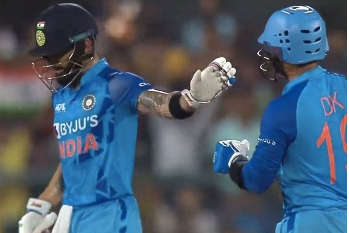Virat Video Sexy Sex - Virat Kohli SNUBS Dinesh Karthik Proposal During 2nd T20I Between IND vs SA  | Watch Viral Video