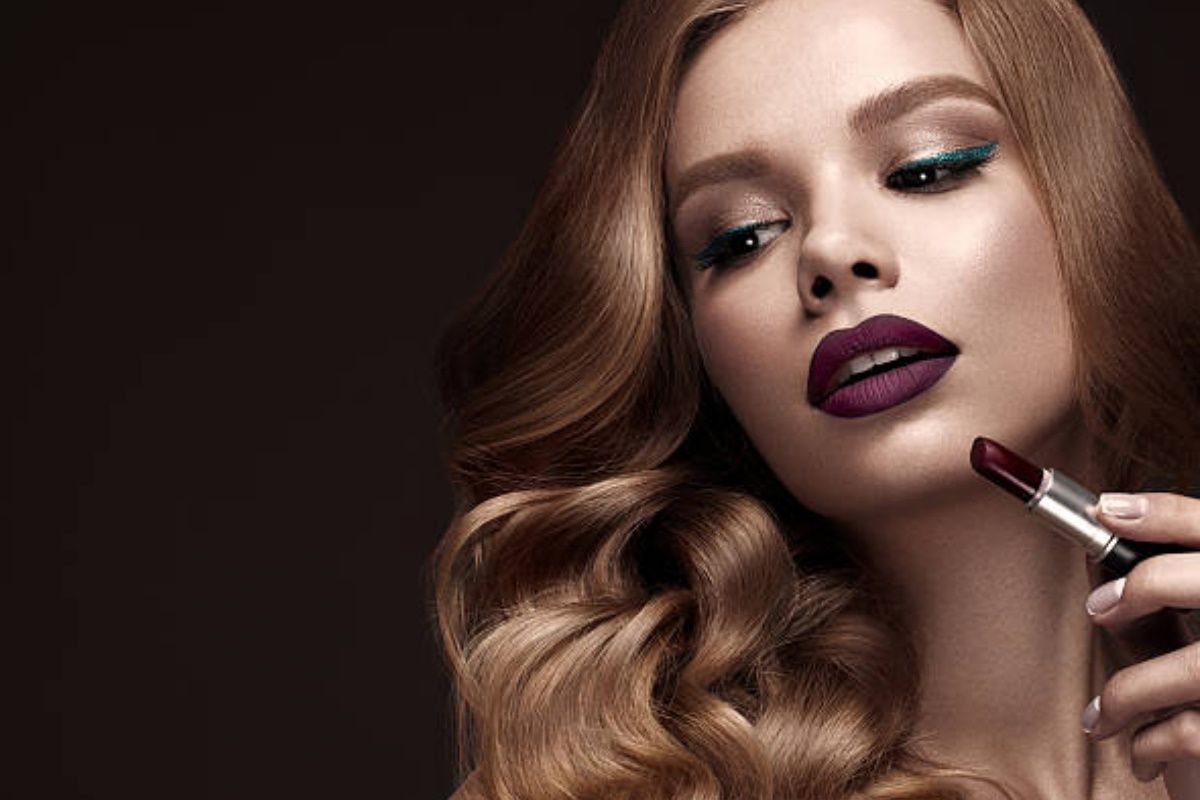 नाजुक गुलाबी होठों को काला बना रही है आपकी लिपस्टिक, पार्टनर खींचा चला