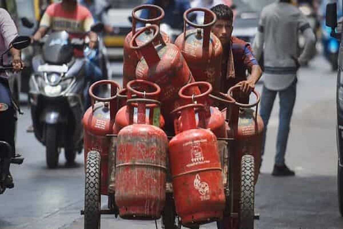 LPG Price Hike: महंगाई का एक और झटका, रसोई गैस के दाम 50 रुपये बढ़े | यहां  चेक करें ताजा दरें