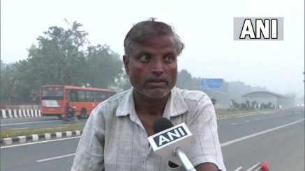 Delhi resident faces difficulty to breathe as toxic smog makes a comeback. (Photo: ANI)
