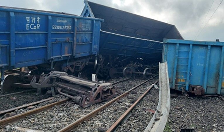 several-trains-diverted-in-delhi-howrah-route-after-goods-rail-derails