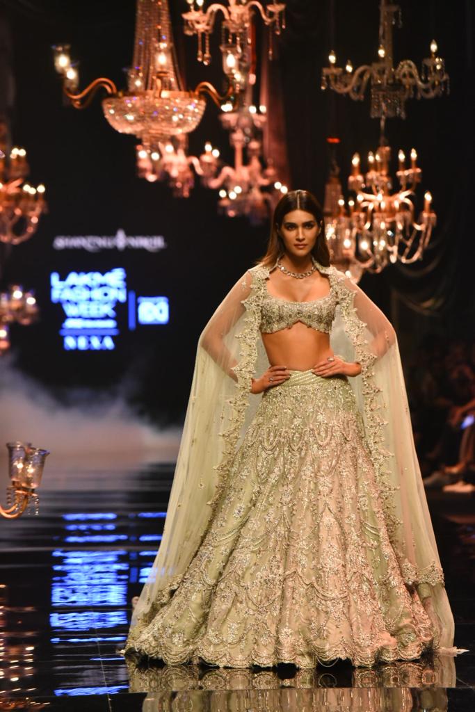 Kriti Sanon Nangi Hot Video - Kriti Sanon Looks Mesmerizingly Hot In Silver Embellished Lehenga As She  Walks Ramp At LFW 2022 â€“ Stunning Pics