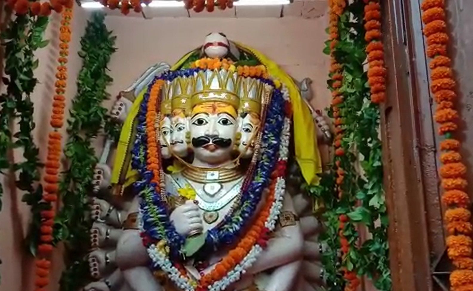 UP के इस मंदिर में लगते हैं