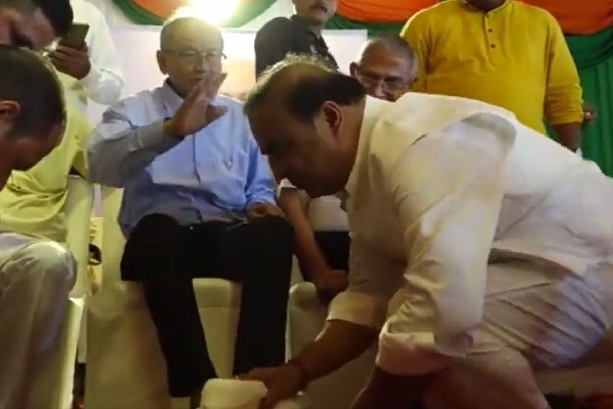 Himanta Biswa Sarma Washes Feet Of Senior BJP Workers In Guwahati Video himanta-biswa-sarma-washes-feet-of-senior-bjp-workers-in-guwahati-video