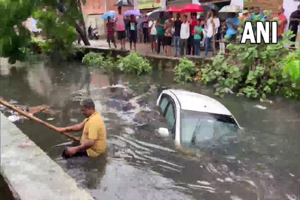 Amidst Heavy Rain Meerut Resident s Car Falls Into Drain Due To ...