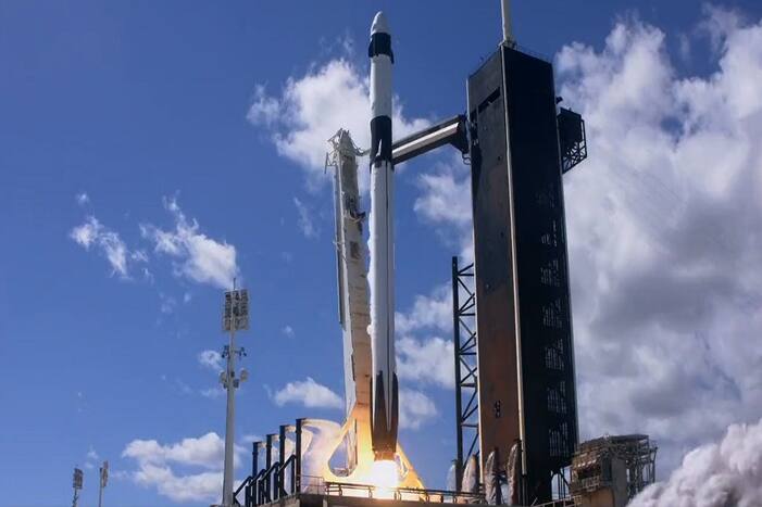 spacex-spaceship-dragon-carrying-4-astronauts-blasts-off-to