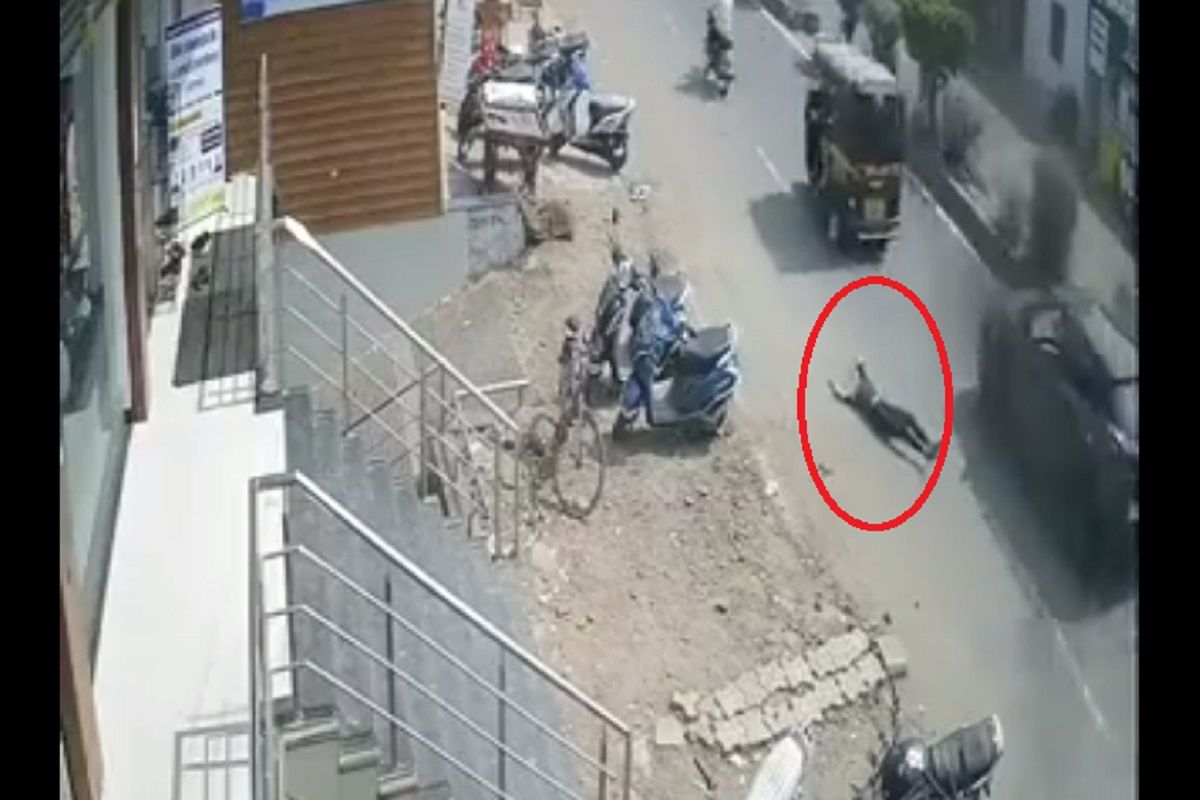 Caught on Camera Girl Jumps Off Speeding Autorickshaw to Escape ...