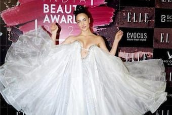 Elli Avram Defies Gravity in a Hot White Dress at Beauty Awards - a Show  Stealer?