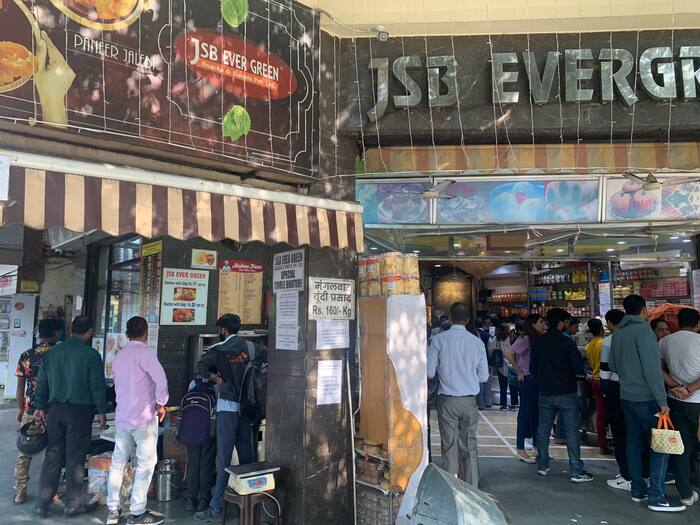 रेहड़ी-पटरी वालों द्वारा खाली की गई जगहों पर ब्रह्मपुत्र बाजार की बड़ी-बड़ी दुकानों ने कब्जा कर लिया है।