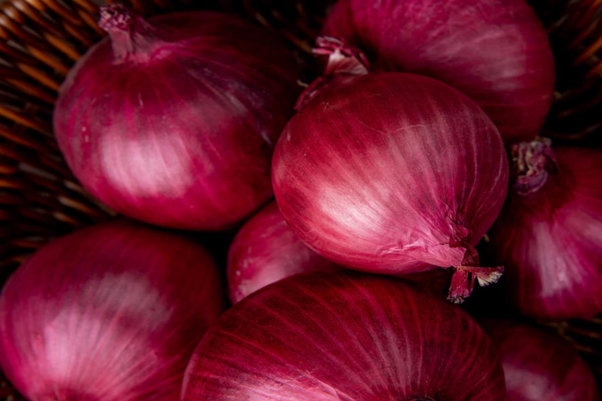 Kachha Pyaz Khane Ke Fayde इसकी गंध पर मत जाईये, फायदे जानकर खाने