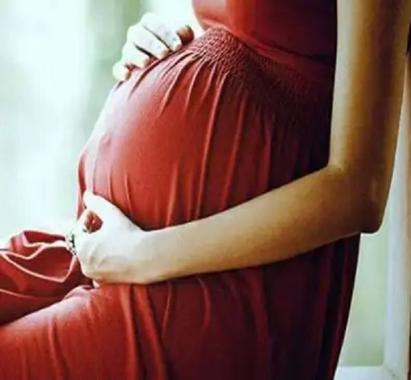 गर्भवती और स्तनपान कराने वाली महिलाओं को तुलसी के पत्तों का सेवन नहीं करना चाहिए...
