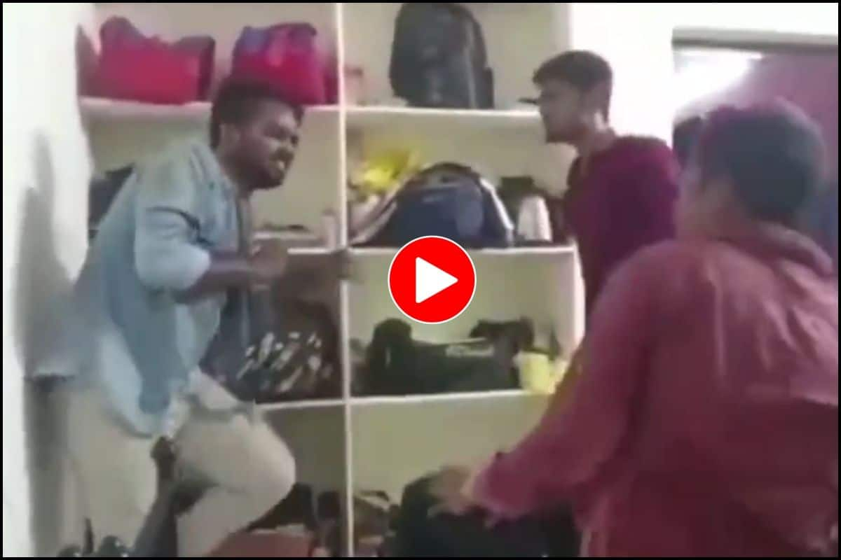 Ragging Ka Video: सीनियर छात्रों ने जुनियर की पहले रॉड-डंडों से की पिटाई,  जी नहीं भरा तो गरम प्रेस से दाग दिया सीना... देखें वीडियो