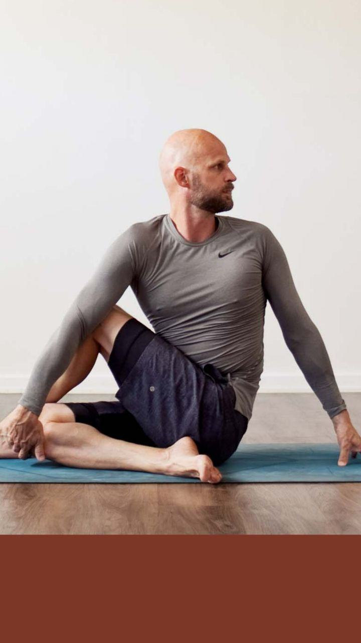 Half Spinal Twist | Ashram De Yoga Sivananda | Classical Yoga | France