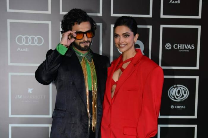 Deepika Padukone in Sexy Orange Bralette Power Suit, Ranveer Singh in Dragon Pants Make Stylish Entry at Awards, See Pics