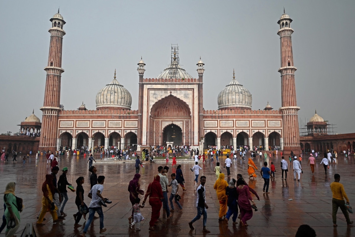 ladkiyo-ka-akele-dakhla-mana-hai-jama-masjid-s-bizarre-diktat