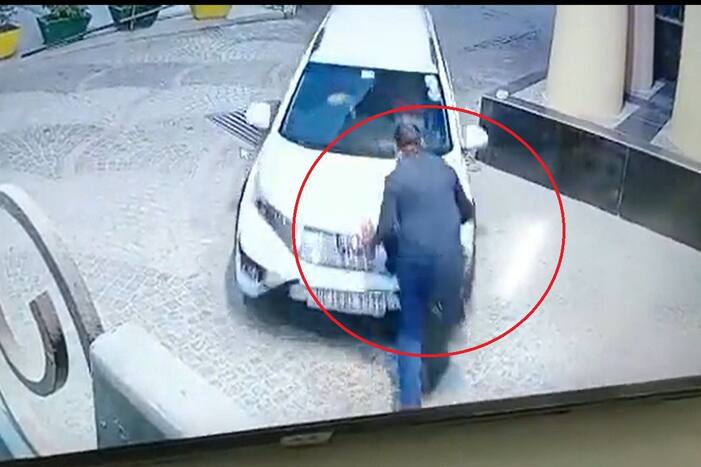 रेप मामले में पुलिस से भागा युवक, नोएडा सोसाइटी के सुरक्षा गार्ड पर हमला;  क्लिप उभरता है