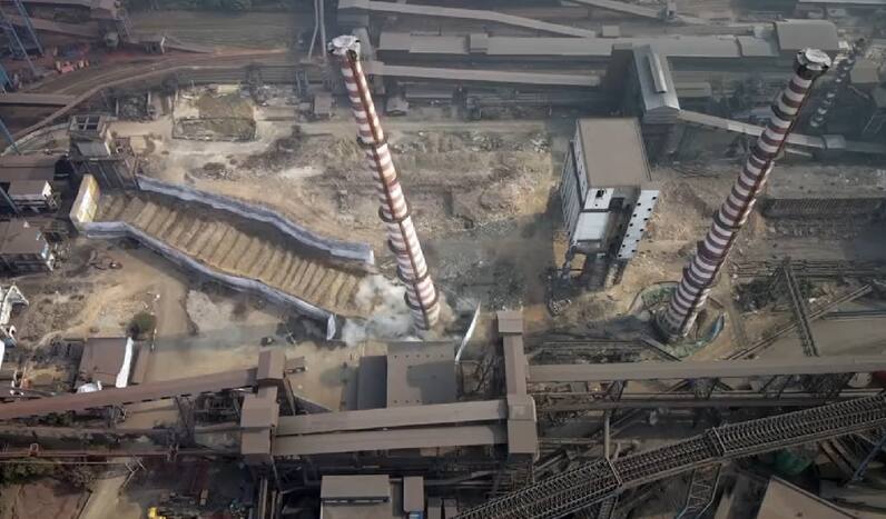 वीडियो: जमशेदपुर में टाटा स्टील प्लांट में 11 सेकेंड में 110 मीटर ऊंची चिमनी को गिराया गया |  घड़ी