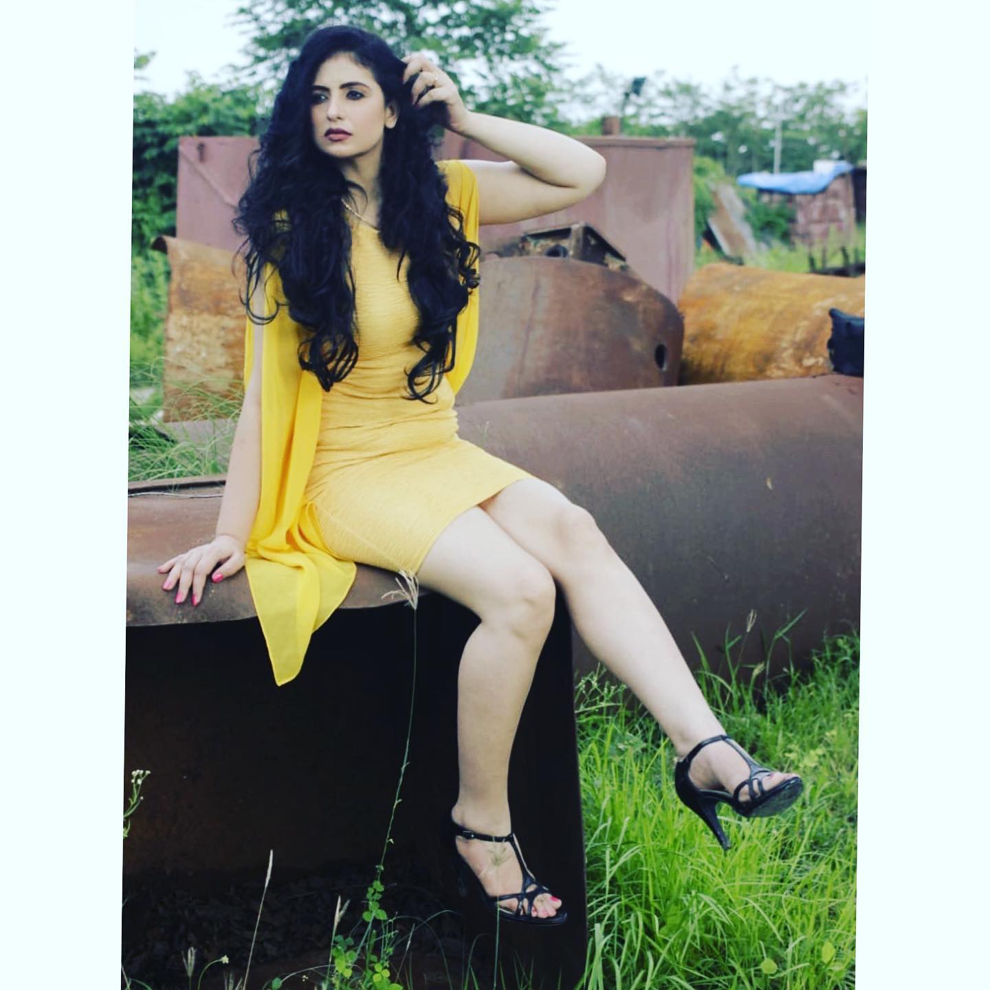 Hasin Rrrrt Hasin Jahan ने ब्लैक ड्रेस में शेयर की BOLD तस्वीर, ‘दीवाना’ हो गया ...