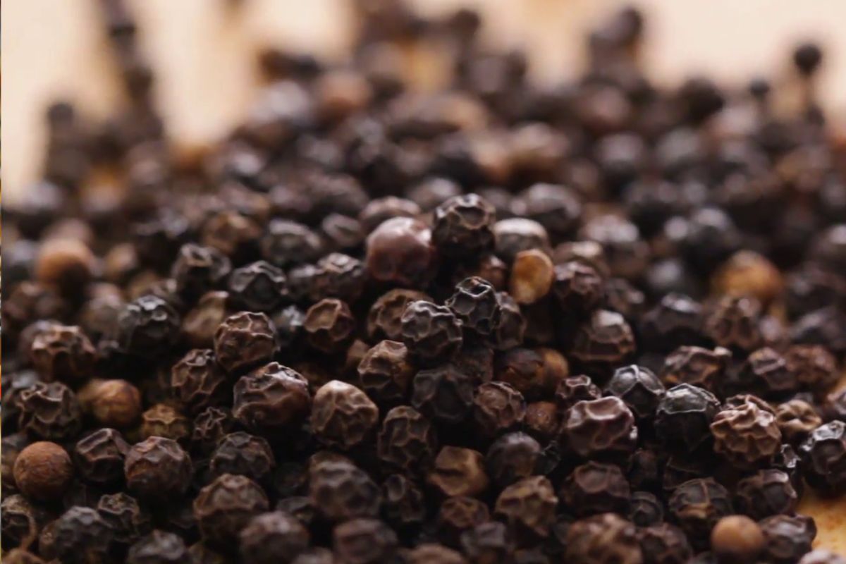 काली मिर्च को सुई से छेद कर मोमबत्ती की लौ से जलाएं, फिर देखें कैसे दूर