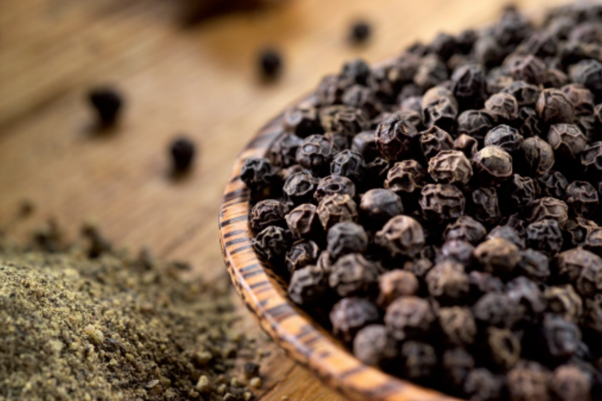 Black Pepper Health Benefits: 7 Reasons Why You MUST Add This ‘King of Spices’ to Your Winter Diet