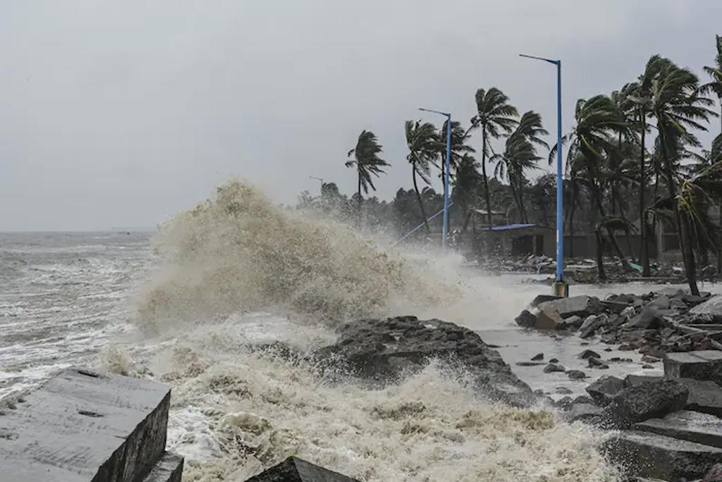 Cyclone Mandous to Hit Tamil Nadu Tonight, Damages Expected: 5 Points