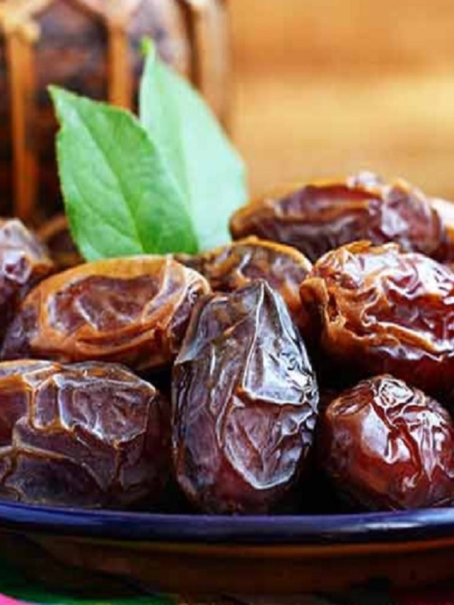 खाएं ही नहीं बालों में भी लगाएं छुआरे, फिर देखें कैसे घने..लंबे बाल घटा सा लहराएं