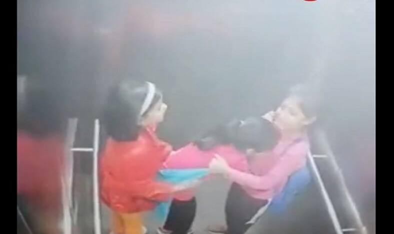 गाजियाबाद सोसायटी की लिफ्ट में फंसे 3 बच्चे, सामने आया हैरान कर देने वाला वीडियो |  घड़ी