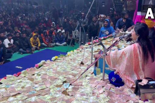 गुजरात में सिंगर पर नोटों की बारिश, भजन सुन मस्त हुए लोगों ने लुटा दिए 50 लाख रुपये