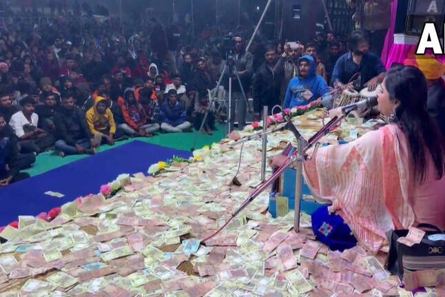 गुजरात में सिंगर पर नोटों की बारिश, भजन सुन मस्त हुए लोगों ने लुटा दिए 50 लाख रुपये