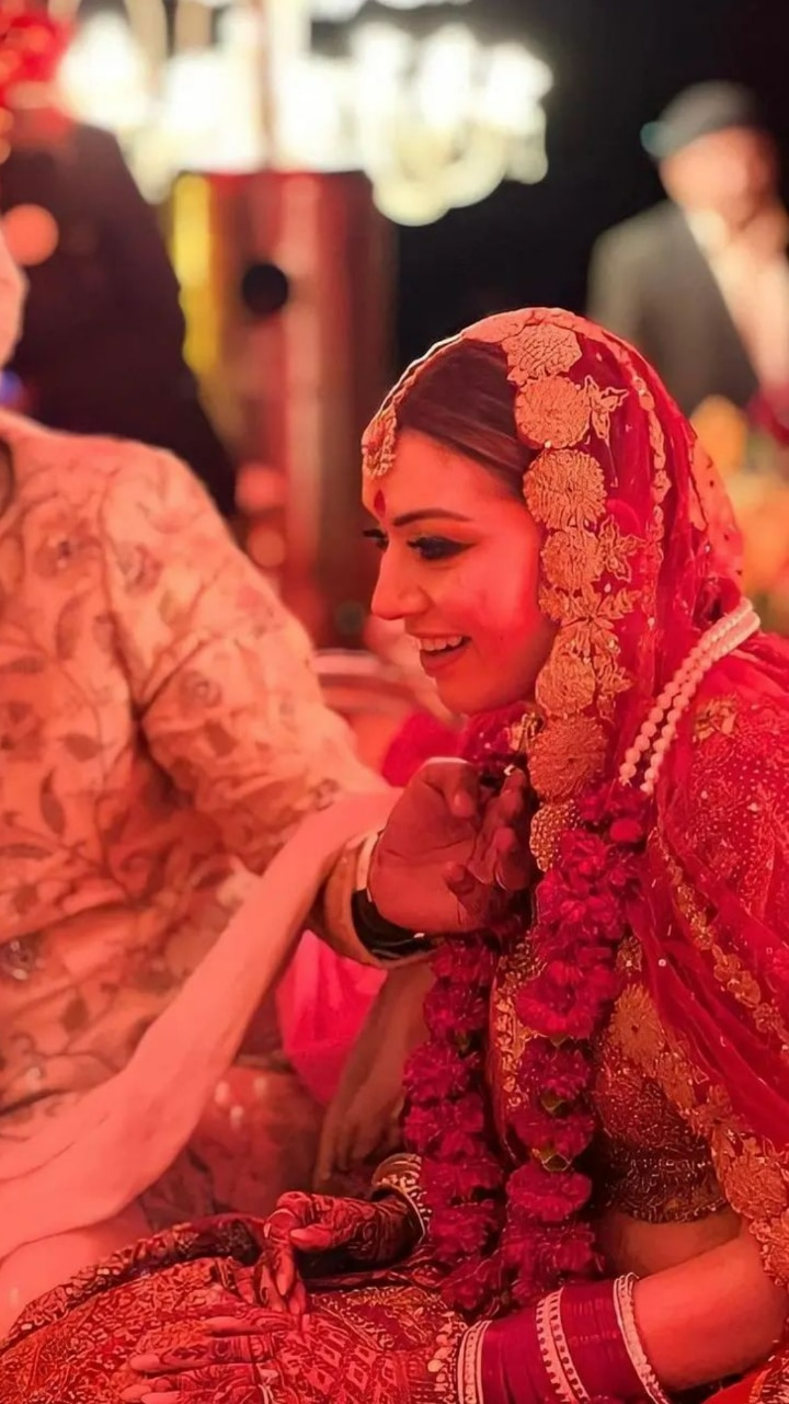 Look who just nailed the classic red bridal lehenga look!🔥 {Photo:  @fotoart_by_sami_irani } Use #… | Indian bride poses, Indian wedding bride,  Indian bridal photos