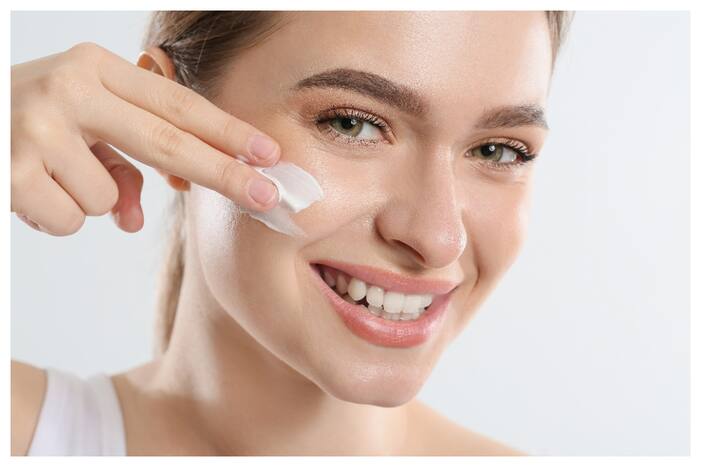Dry And Patchy Skin, Winter Season, skin care, Winters, winter skin problems, dry skin, Flaking, itching, irritation, patchy skin, healthy skin, moisture, facial cleansers, glycerin, petroleum jelly, watery fruits and vegetables, Coconut Oil, Aloe Vera, Honey, Yoghurt, milk, antioxidants, lactic acid, dark spots, Multani Mitti, Fuller’s Earth, sensitive skin, oily skin, Eggs, Potato, Tomato, blemishes, wrinkles, puffy eyes, Drinking Water, acne