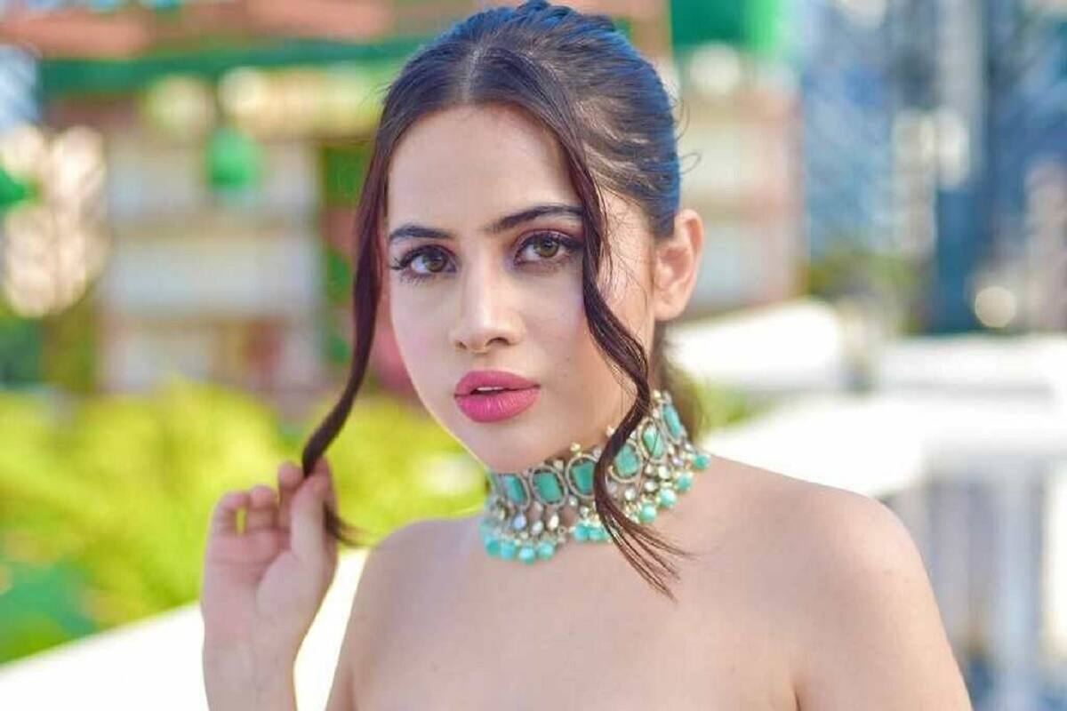 Exclusive - Urfi Javed clarifies cops did arrive to stop her shoot in Dubai  but it was not because of her clothes - Times of India
