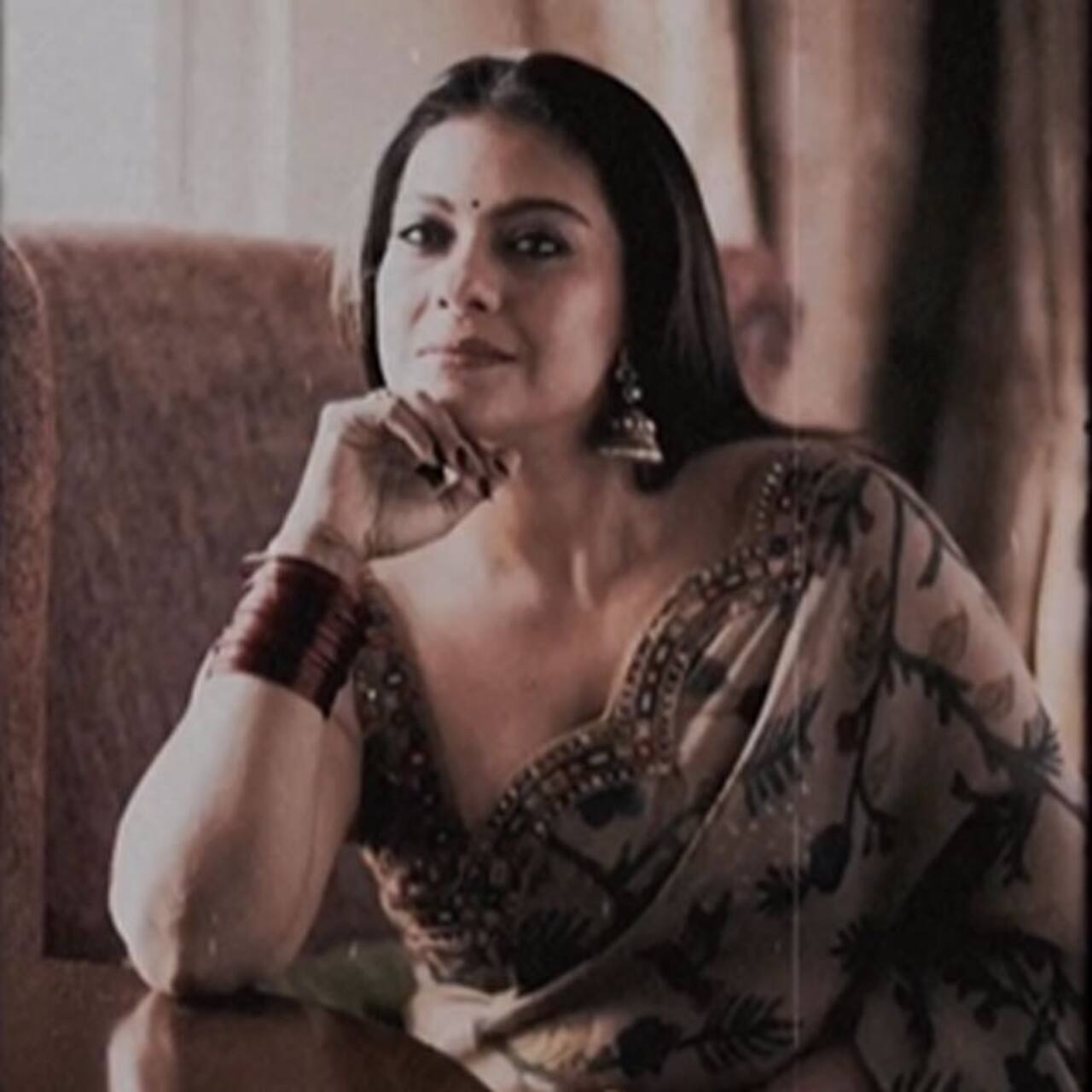 Kajol Xxxxxx - Kajol Exudes Vintage Charm With Timeless Poses in Saree, Bindi And Jhumka