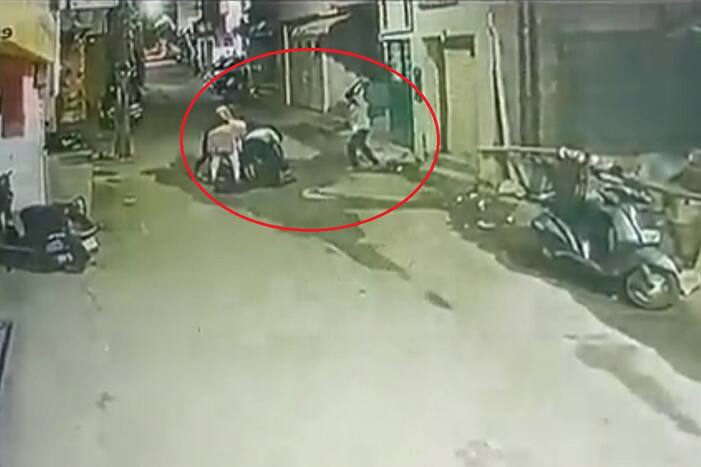 Murder Caught On Camera In Bengaluru: Man Stoned To Death By Group Of 6 in KP Agrahara, Flee From Scene