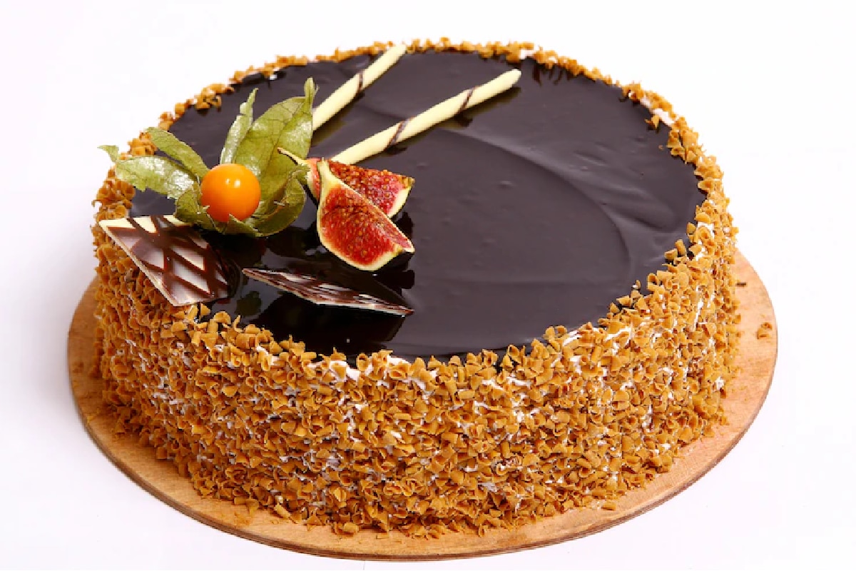 चॉकलेट केक कुकर में बनाये, कम सामान में मिनटों में सजाएं [ CHOCOLATE CAKE  RECIPE ] - YouTube
